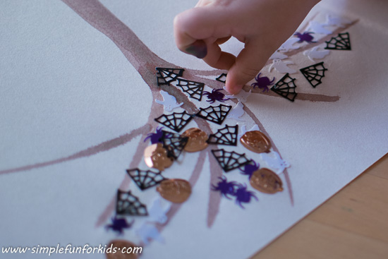 Have you ever seen a Halloween Tree? Not exactly true to nature but a fun, super simple Halloween craft for little kids!