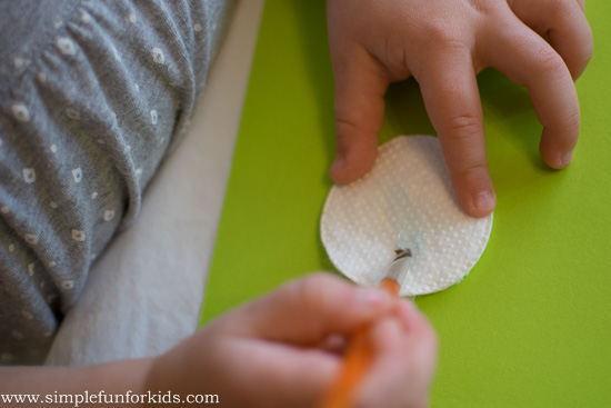 Crafts for Kids: Make a cute and simple Cotton Pad Snowman!