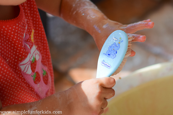 Sensory Activities and Science for Kids: The girls had a BLAST at our Fizzy Baking Soda Play Date!