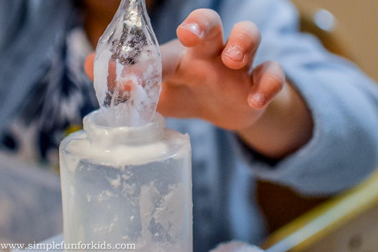 Sensory Activities for Kids: Have fun with Magic Foaming Dough from simple ingredients that you have in your kitchen!