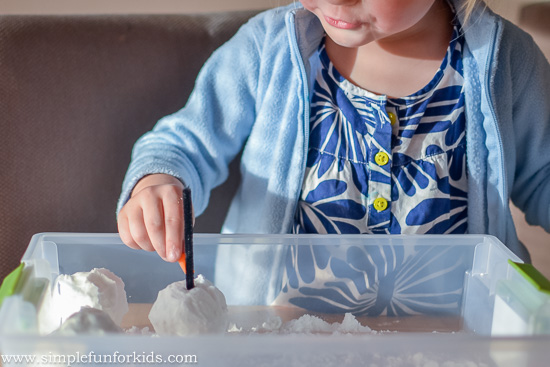 Sensory Activities for Kids: Have fun with Magic Foaming Dough from simple ingredients that you have in your kitchen!