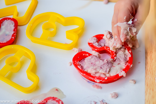 Sensory Science for Kids: Who knew you could reuse baking soda? Fizzy fun with recycled baking soda letters in the water table!