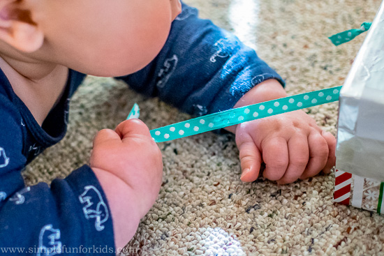 Homemade toys for kids: Make a quick and simple DIY ribbon box for your baby!