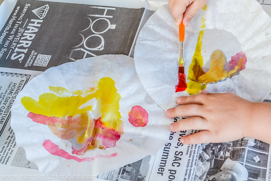 Art for Kids: Simple coffee filter art with eye droppers and paintbrushes