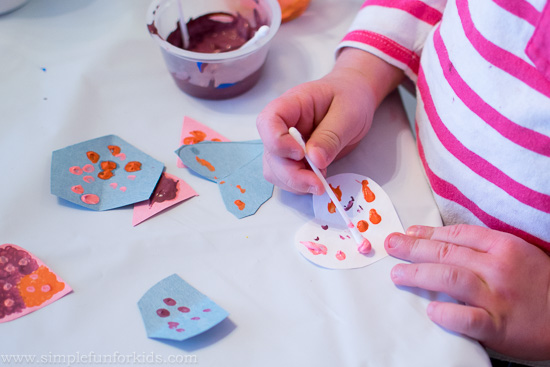 Valentine's Art for Kids: Super simple q-tip painted hearts!