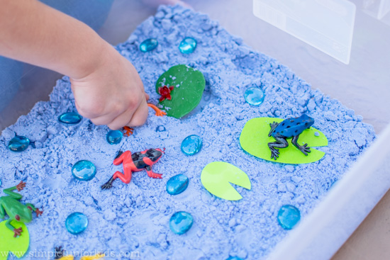 Sensory Activities for Kids: This Cloud Dough Frog Pond takes minutes to set up and brings so much fun (and learning)!