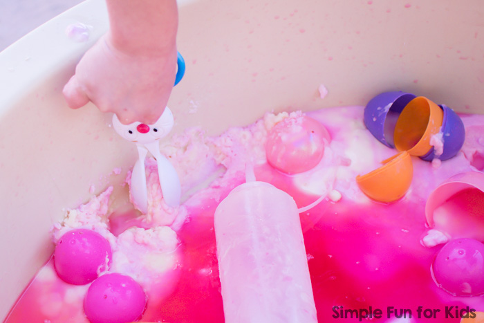 Baking soda and vinegar fun with Fizzy Easter Eggs! A perfect, simple sensory and science idea for siblings, play dates, and kids of all ages.