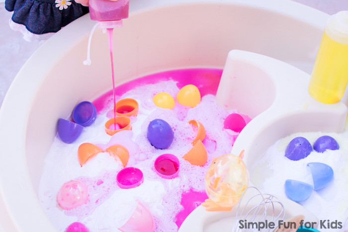 Baking soda and vinegar fun with Fizzy Easter Eggs! A perfect, simple sensory and science idea for siblings, play dates, and kids of all ages.