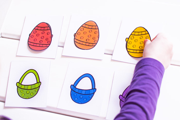 Match the colors and put the eggs in the baskets with this cute printable Rainbow Easter Egg Color Matching Game for toddlers and preschoolers! (Day 1 of the 7 Days of Easter Printables for Kids series.)