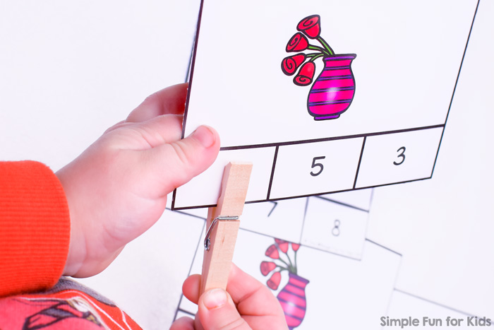 Valentine's counting: These cute printable Counting Roses Clip Cards cover numbers 0 through 10 and include an instruction card. Great fine motor and basic math practice for preschoolers and kindergarteners.