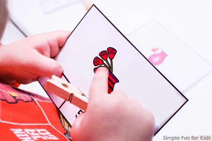 Valentine's counting: These cute printable Counting Roses Clip Cards cover numbers 0 through 10 and include an instruction card. Great fine motor and basic math practice for preschoolers and kindergarteners.