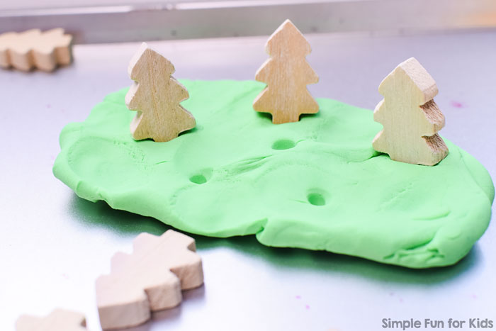 Quick and simple, no-mess and fun for my preschooler: Plant a Christmas Tree Play Dough Fine Motor Activity