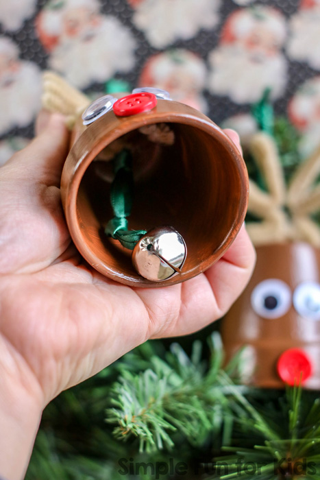 Isn't this Reindeer Terra Cotta Pot Christmas Ornament the cutest thing you've seen this week? Easy to make with kids of all ages and a great eyecatcher on the Christmas tree! It even has a bell.