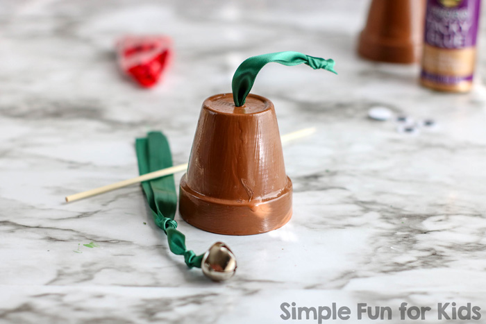 Isn't this Reindeer Terra Cotta Pot Christmas Ornament the cutest thing you've seen this week? Easy to make with kids of all ages and a great eyecatcher on the Christmas tree! It even has a bell.