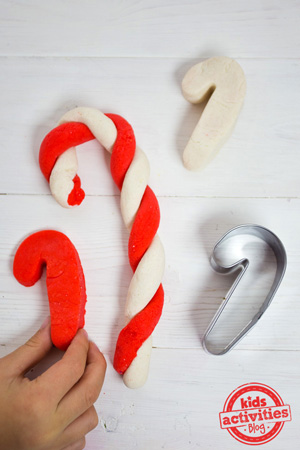 Check out this big list of the 25+ best Christmas sensory activities for kids of all ages! Play dough, slime, sensory bins, sensory bags, snowmen, reindeer, the Grinch - it's all here for your toddler, preschooler, kindergartener, and older kids!