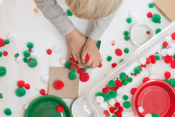 Check out this big list of the 25+ best Christmas sensory activities for kids of all ages! Play dough, slime, sensory bins, sensory bags, snowmen, reindeer, the Grinch - it's all here for your toddler, preschooler, kindergartener, and older kids!