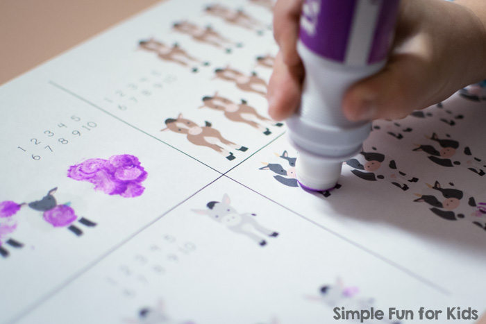 Math Printables for Kids: Learn to count up to 10 with these cute Farm Animal Counting 1-10 cards! The ability to write numbers isn't required. Great for preschoolers and toddlers who are starting to learn to count!