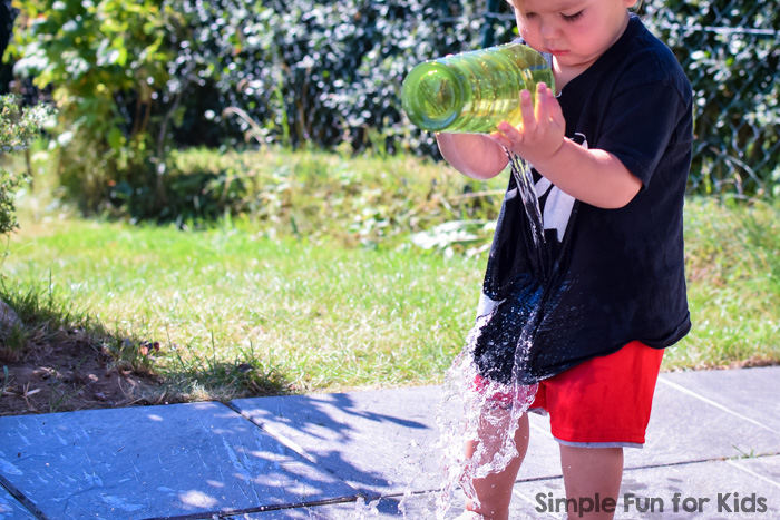 My toddler loved this fun little activity: Gross motor water transfer got him moving and experimenting with pouring water - perfect for a warm summer day!