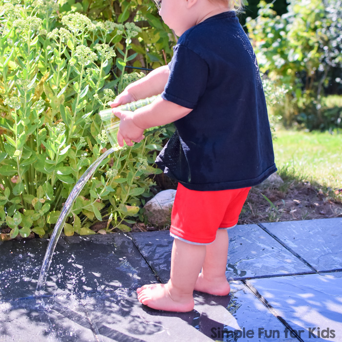 My toddler loved this fun little activity: Gross motor water transfer got him moving and experimenting with pouring water - perfect for a warm summer day!