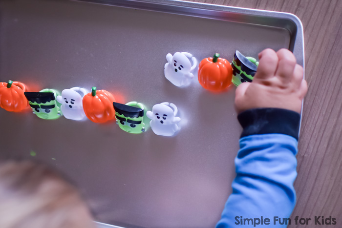 My toddler loved this fun, simple, no-mess Halloween Fine Motor Invitation to Play! Great for preschoolers, too.