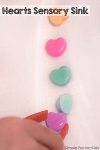 Simple indoor water play for kids of all ages: A hearts sensory sink takes minute to prepare and is great fun for toddlers, preschooler, kindergartners, and older kids!