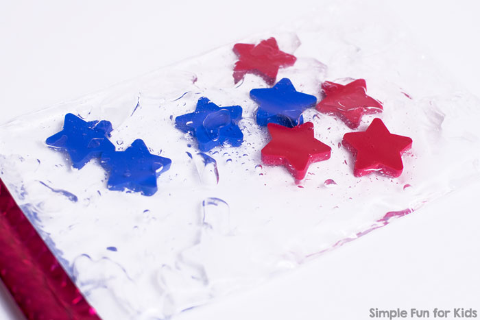 Easy to make and great for little toddler hands or when traveling: Red, White, and Blue Mini Sensory Bag! Perfect for the 4th of July or for kids learning their colors.