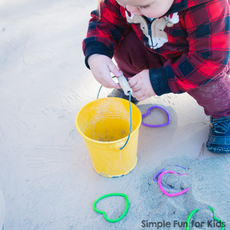 We're all about quick and simple sensory activities! My toddler had a lot of fun with this Sandy Hearts Sensory Play Activity that took two minutes to set up.