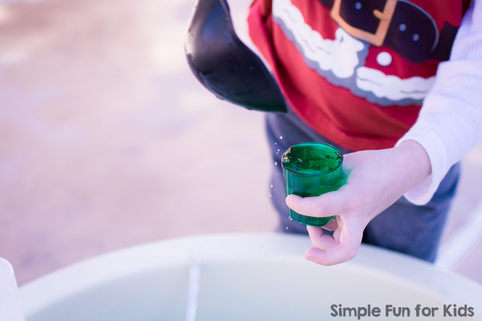 Simple sensory water play for kids of different ages: My preschooler and my toddler had great fun with this Sibling Play with Green Sensory Soup activity that was super quick and simple to set up!